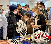 Studierende bei der Rippenosteosynthese